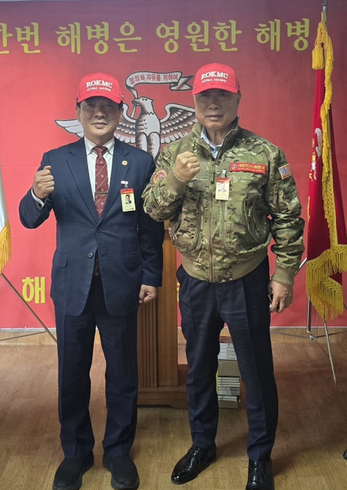 한국다선예술인협회 김승호 회장(왼쪽)이  제29대 해병대사령관을 지낸 이홍희 예비역 중장으로 부터 공로 감사패를 받은 후 기념촬영을 하고 있다.