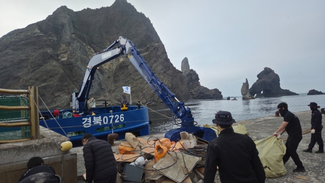지난달 27일 해양환경정화선 경북0726호가 울릉도 독도 해역 인근에서 쓰레기 수거 작업을 하고 있다. 경북도 제공.