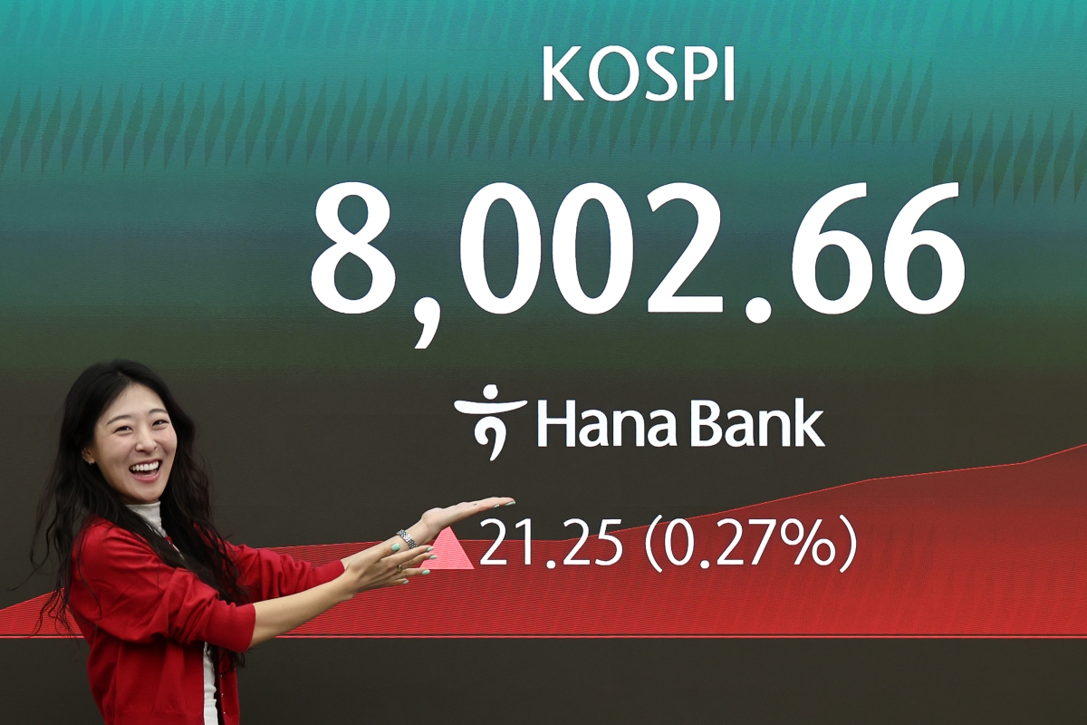 코스피 지수가 8000선을 돌파한 15일 서울 하나은행 본점 딜링룸에서 딜러가 포즈를 취하고 있다. 2026.5.15. 연합뉴스