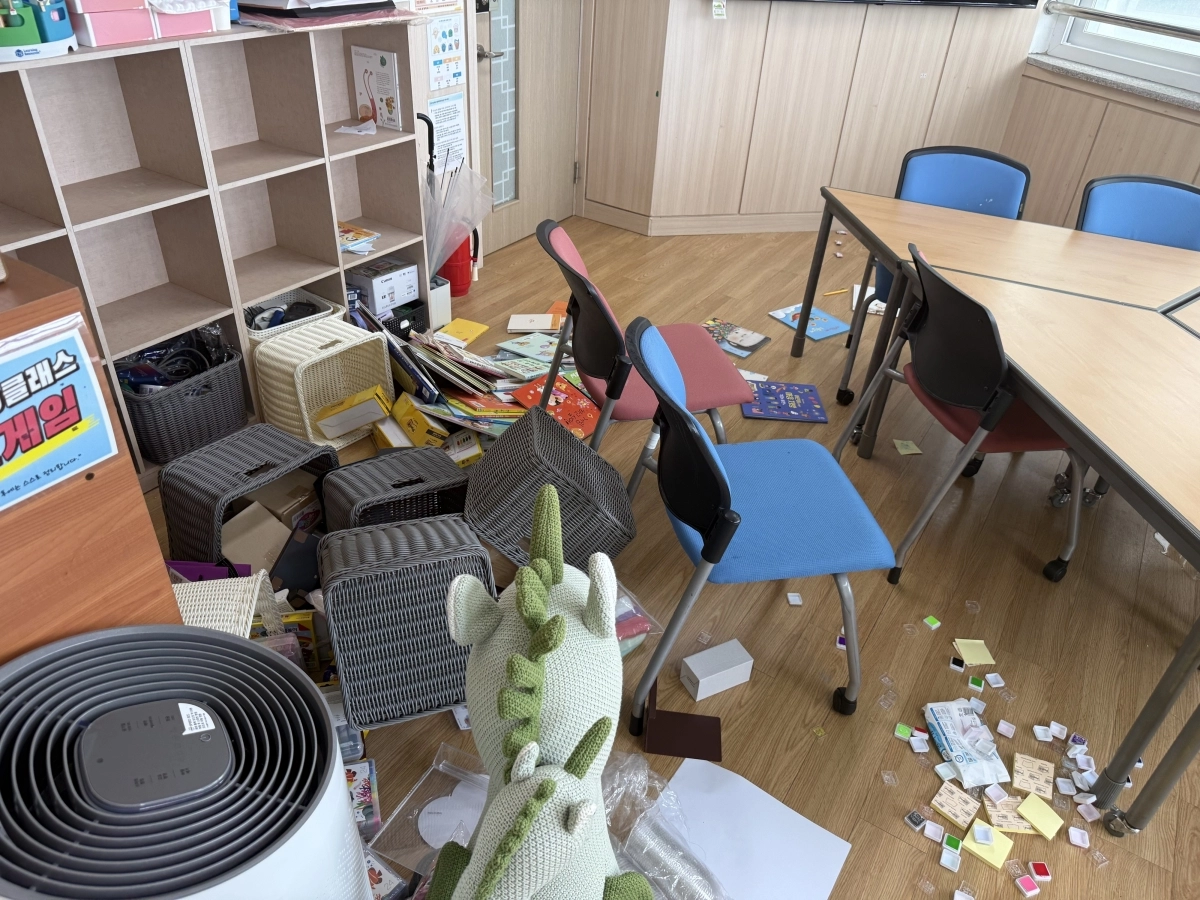 지난 4월 제주의 한 초등학교 위(Wee)클래스 상담실에서 5학년 학생 A군이 담당 교사 B씨를 폭행한 현장 모습. 제주교사노조 제공
