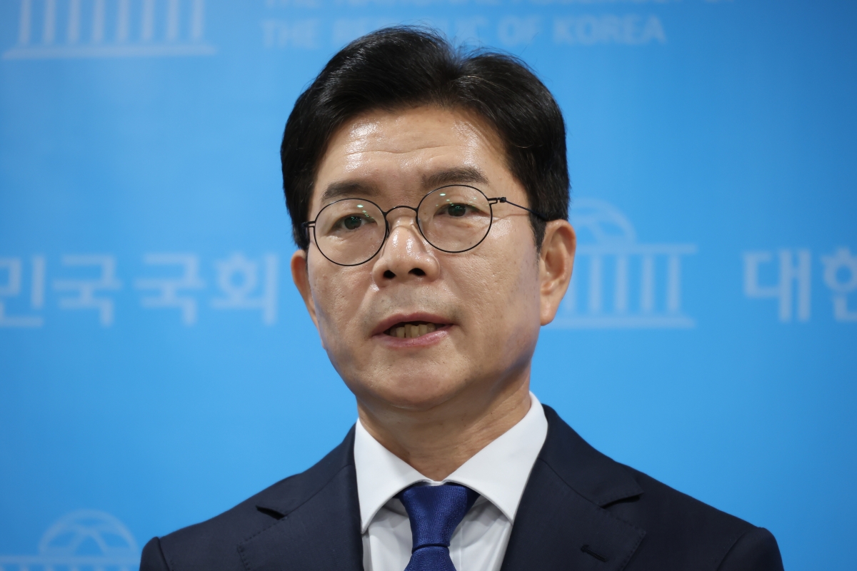 정원오 더불어민주당 서울시장 후보가 15일 국회 소통관에서 지역사랑상품권 관련 공약 발표 기자 회견을 하고 있다. 연합뉴스