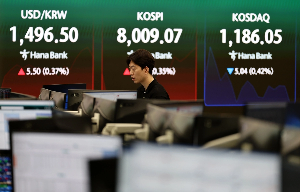 코스피가 8000 포인트를 돌파한 15일 서울 하나은행 본점 딜링룸에서 딜러들이 업무를 보고 있다. 2026.5.15. 연합뉴스