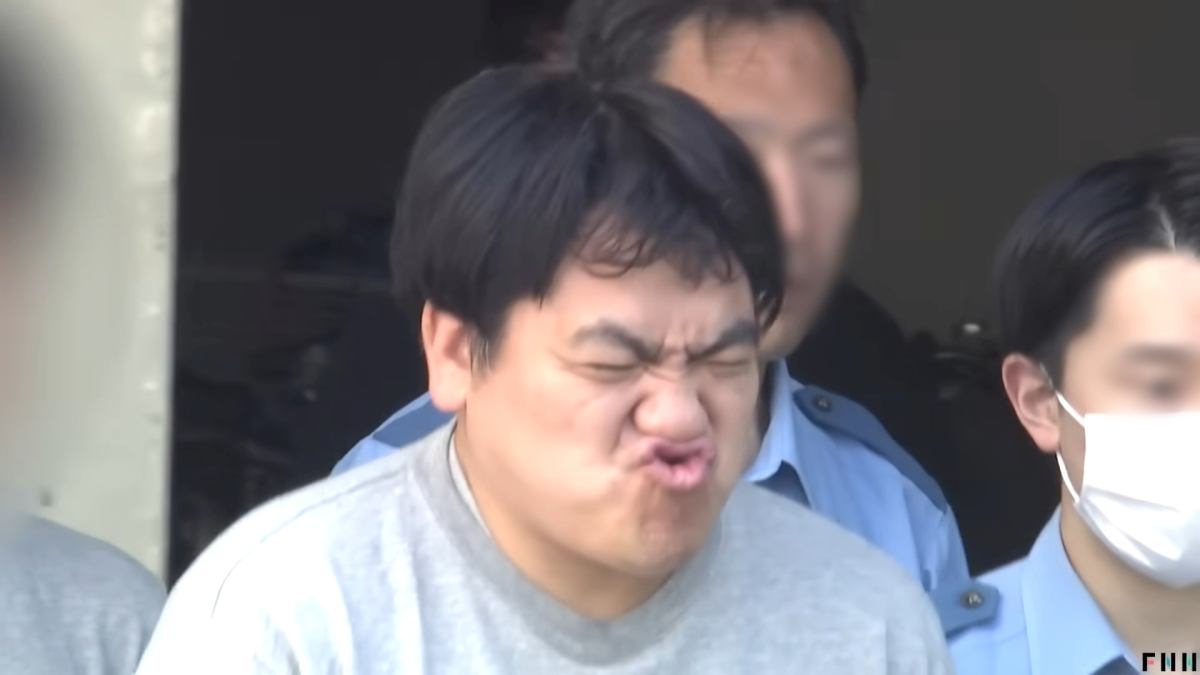 지난해 10월 일본 도쿄의 한 공립 초등학교 교사가 3학년 여학생 물통에 음란행위를 벌여 체포됐다. 유튜브 ‘FNNプライムオンライン’ 영상 캡처