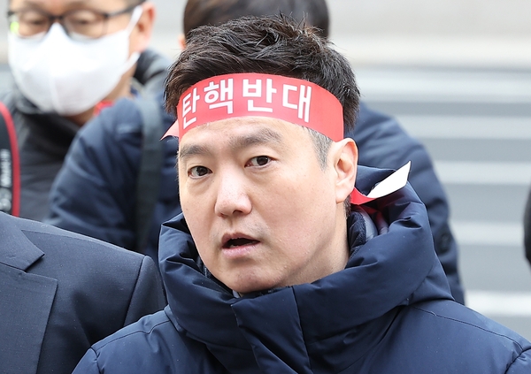 김세의 가로세로연구소 대표가 지난해 3월 17일 서울 종로구에 위치한 서울경찰청 앞에서 유튜버 이진호씨에 대한 고소 기자회견을 열고 발언하고 있다. 연합뉴스