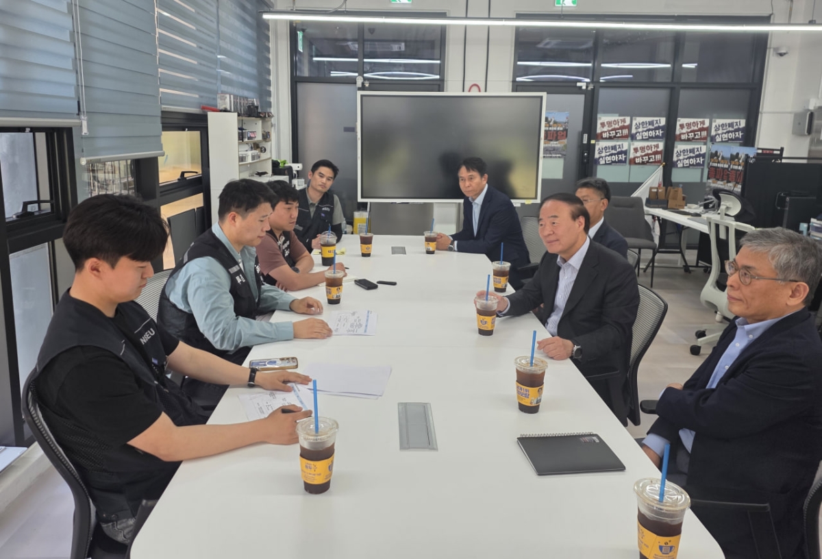 전영현(오른쪽에서 두 번째) 대표이사 부회장 등 사장단이 삼성그룹 초기업노동조합 삼성전자지부 사무실을 찾아 최승호(왼쪽부터 두 번째) 위원장 등과 대화를 나누고 있다. 초기업노조 제공