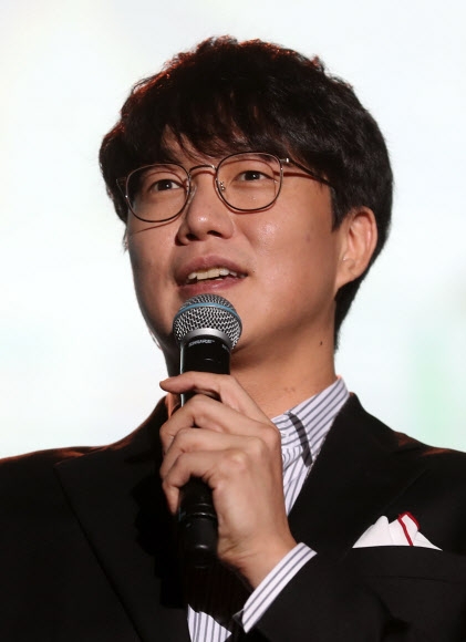 15일 법조계에 따르면 서울남부지검은 대중문화예술산업발전법 위반 혐의로 불구속 송치된 성씨의 누나와 소속사 법인 에스케이재원에 대해 기소유예 처분을 내렸다. 사진은 가수 성시경이 2018년 10월 3일 서울 마포구 난지한강공원에서 열린 ‘2018 할리스커피페스티벌’에서 무대에 선 모습. 연합뉴스
