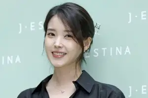 thumbnail - “아이유, 김밥 한 알 30분 내내 씹더라” 충격…동료배우 놀란 식습관