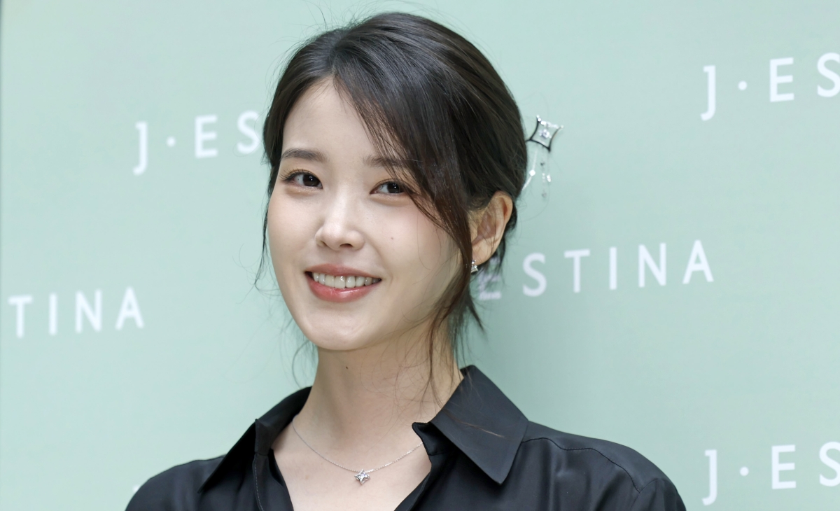 가수 겸 배우 아이유가 11일 오후 서울 송파구 제이에스티나 본사에서 열린 포토행사에서 포즈를 취하고 있다. 2026.05.11. 뉴시스