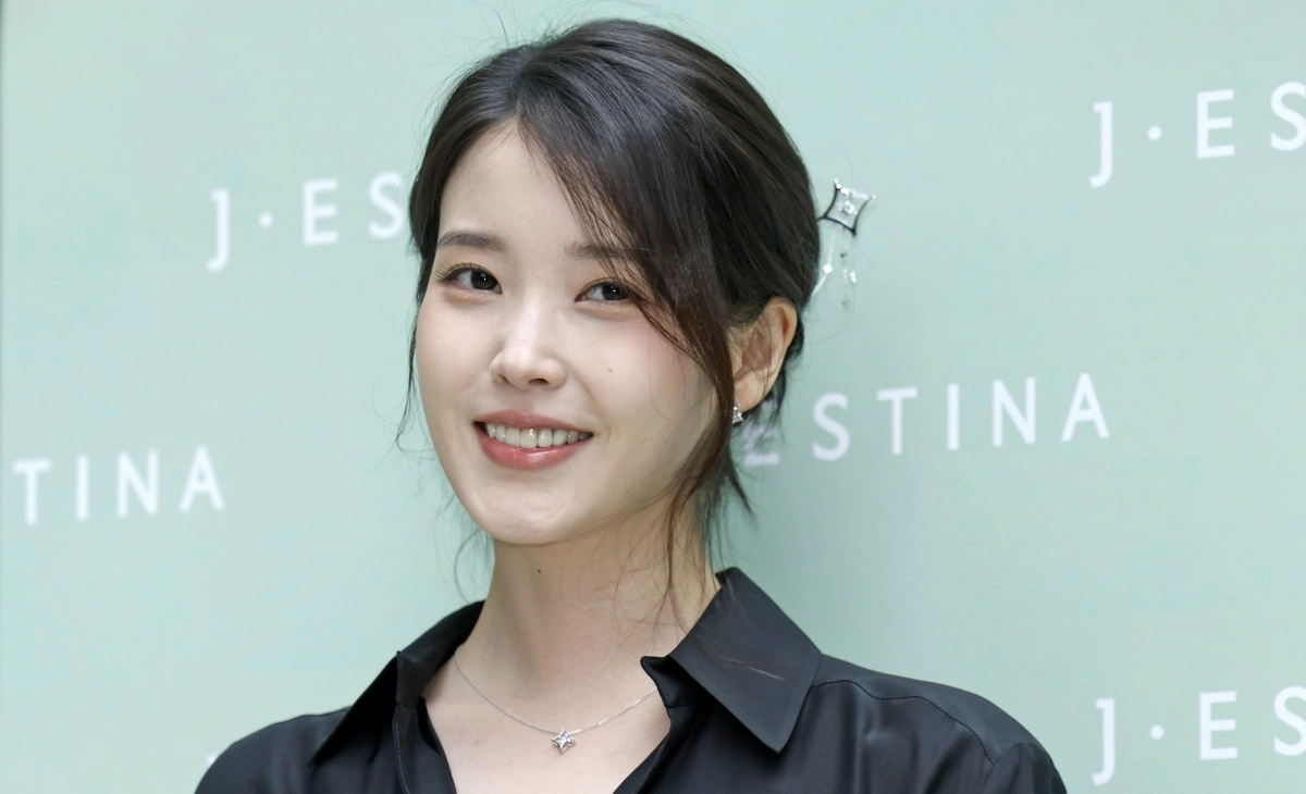 가수 겸 배우 아이유가 11일 오후 서울 송파구 제이에스티나 본사에서 열린 포토행사에서 포즈를 취하고 있다. 2026.05.11. 뉴시스