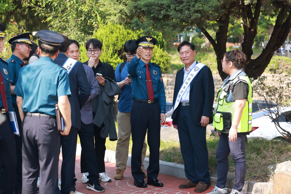 유재성(오른쪽 세 번째) 경찰청장 직무대행이 지난 14일 서울 마포구 일대를 둘러보고 있는 모습. 경찰청 제공