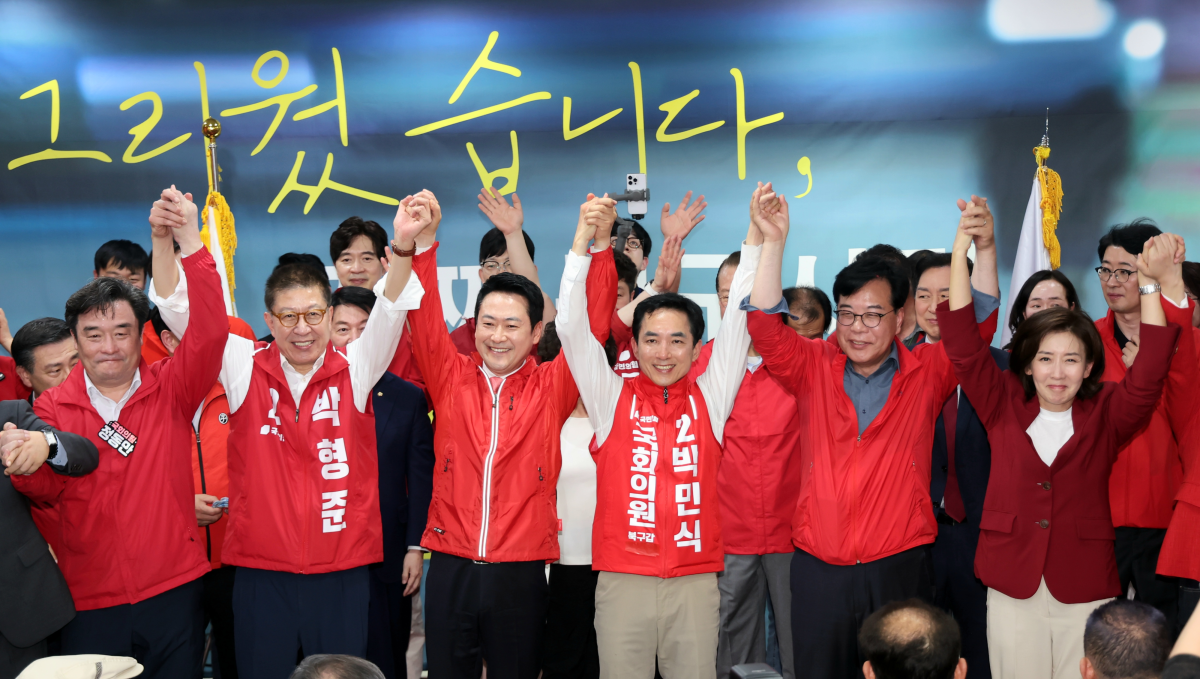 장동혁 국민의힘 대표와 송언석 원내대표가 10일 부산 북구의 한 건물에서 열린 박민식 부산 북구갑 국회의원 보궐선거 후보 선거사무소 개소식에 참석, 박 후보 등과 손을 들고 인사하고 있다. 부산 뉴시스