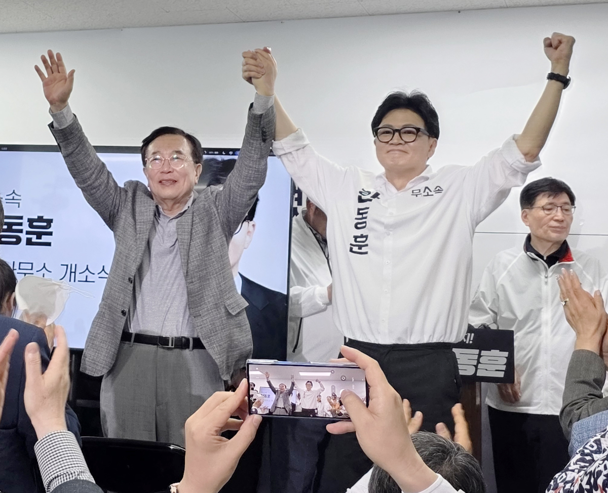 무소속 한동훈 부산 북갑 국회의원 보궐선거 후보가 10일 부산 북구에서 열린 선거사무소 개소식에서 서병수 전 의원과 손을 맞잡고 있다. 서 전 의원은 최근 국민의힘을 탈당하고 한 후보 캠프 명예선대위원장에 합류했다. 부산 연합뉴스