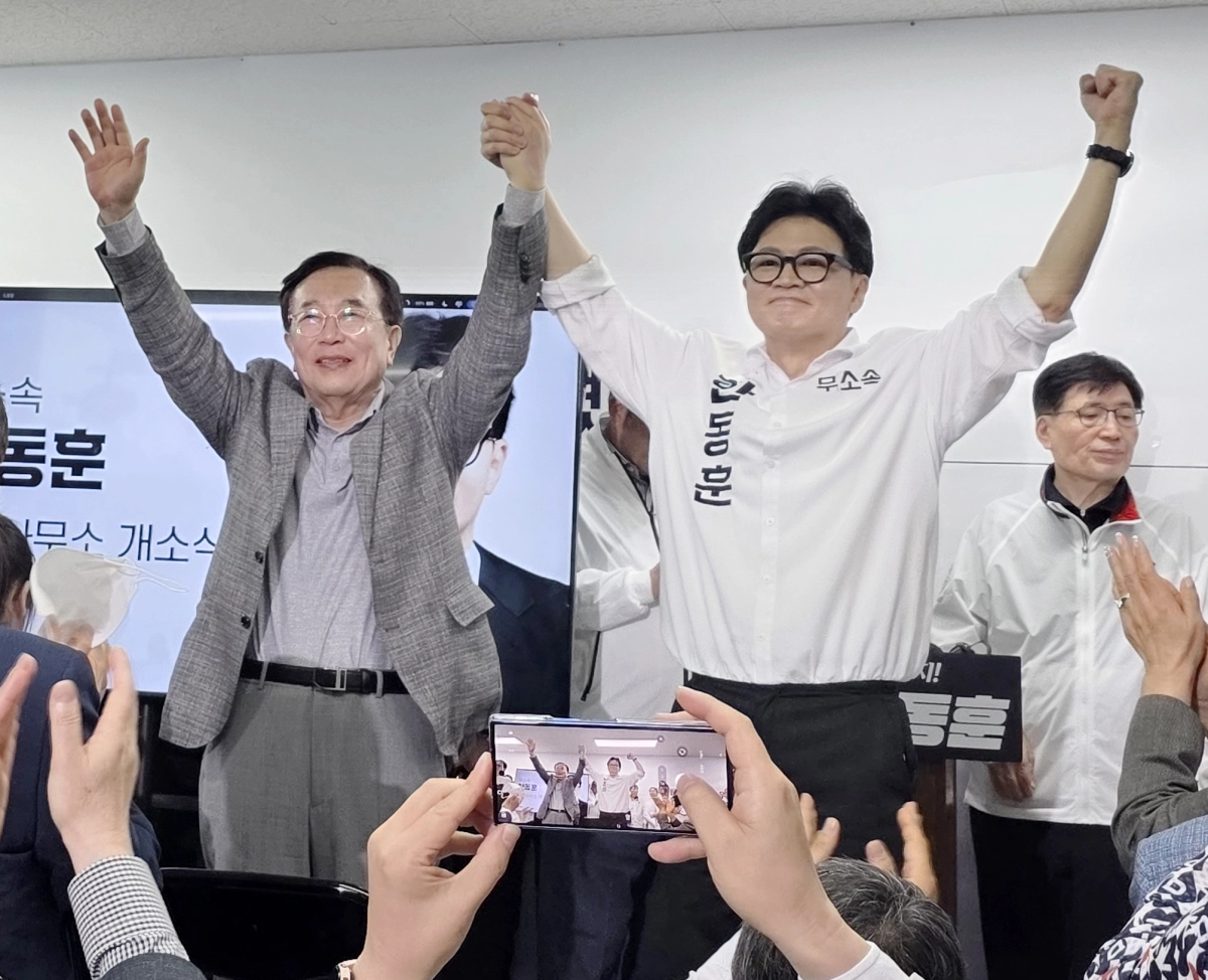 무소속 한동훈 부산 북갑 국회의원 보궐선거 후보가 10일 부산 북구에서 열린 선거사무소 개소식에서 서병수 전 의원과 손을 맞잡고 있다. 서 전 의원은 최근 국민의힘을 탈당하고 한 후보 캠프 명예선대위원장에 합류했다. 부산 연합뉴스