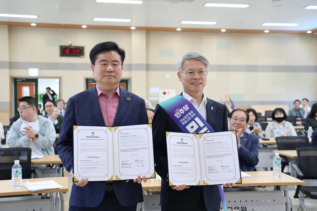 15일 전남 동부권의 시민 공론 플랫폼으로 출범한 여수포럼이 민형배 민주당 전남광주통합특별시장 후보에게 동부권 현안에 대한 정책 제안서를 전달하고 있다. 민형배 선거사무소 제공