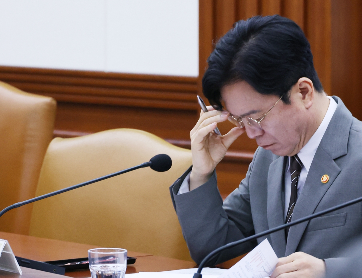 김영훈 고용노동부 장관이 15일 오전 서울 종로구 정부서울청사에서 열린 비상경제본부회의 겸 경제ㆍ부동산 관계장관회의에서 자료를 검토하고 있다. 연합뉴스