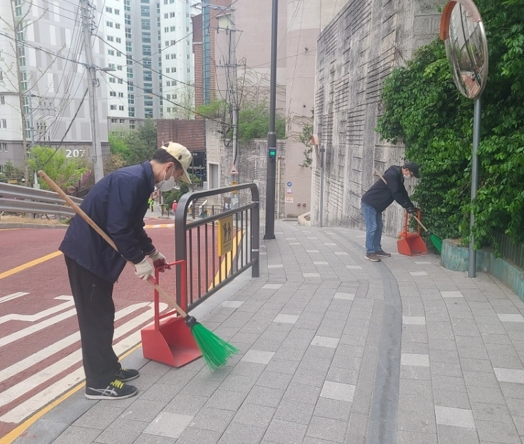 성동구 동행일자리 사업 참여자가 근무하는 모습. 성동구 제공