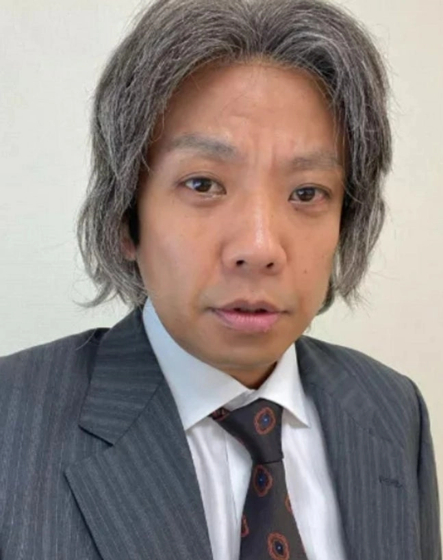 일본의 유명 개그맨 혼마 키드(본명 혼마 테츠야)가 결혼한 지 불과 보름 만에 불륜 의혹에 휩싸였다.