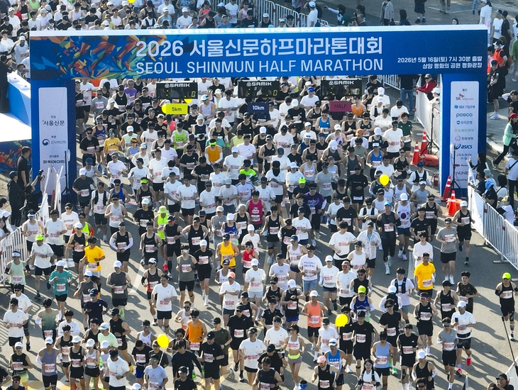 16일 서울 마포구 평화광장에서 열린 ‘2026 서울신문 하프마라톤 대회’에서 하프 코스 참가자들이 힘차게 출발하고 있다. 친구·연인·가족과 함께 광장을 찾은 시민 약 1만명은 이날 대회에서 광장을 지나 구룡사거리를 거쳐 가양대교를 오르는 등 바람을 가르며 달렸다. 이지훈 기자