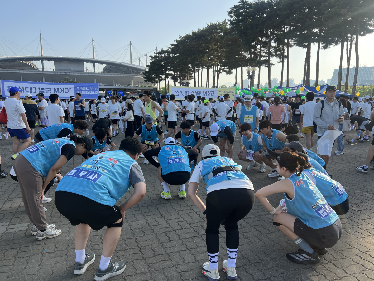 법무사들로 모인 ‘달리는 법무사’ 소속 회원 17명이 마라톤 시작 전 스트레칭을 하며 몸을 풀고 있다. 이지 수습기자