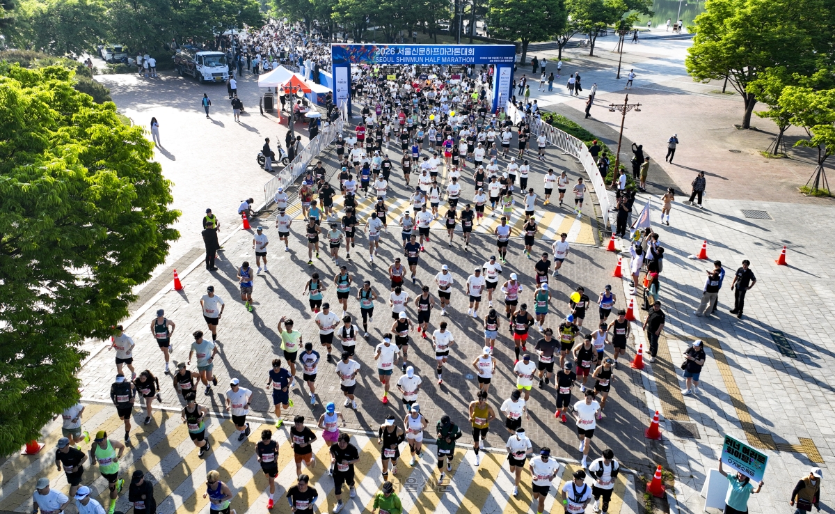 16일 서울 마포구 평화광장에서 열린 2026 서울신문 하프마라톤 대회에서 하프 코스 참가자들이 힘차게 출발하고 있다. 2026.5.16 이지훈 기자