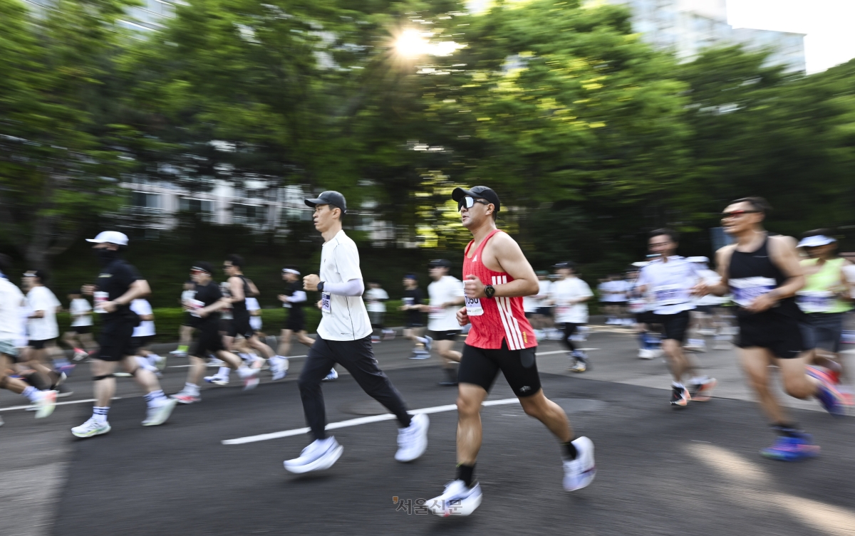 16일 서울 마포구 평화광장에서 열린 2026 서울신문 하프마라톤 대회에서 참가자들이 힘차게 달리고 있다. 2026.5.16 이지훈 기자
