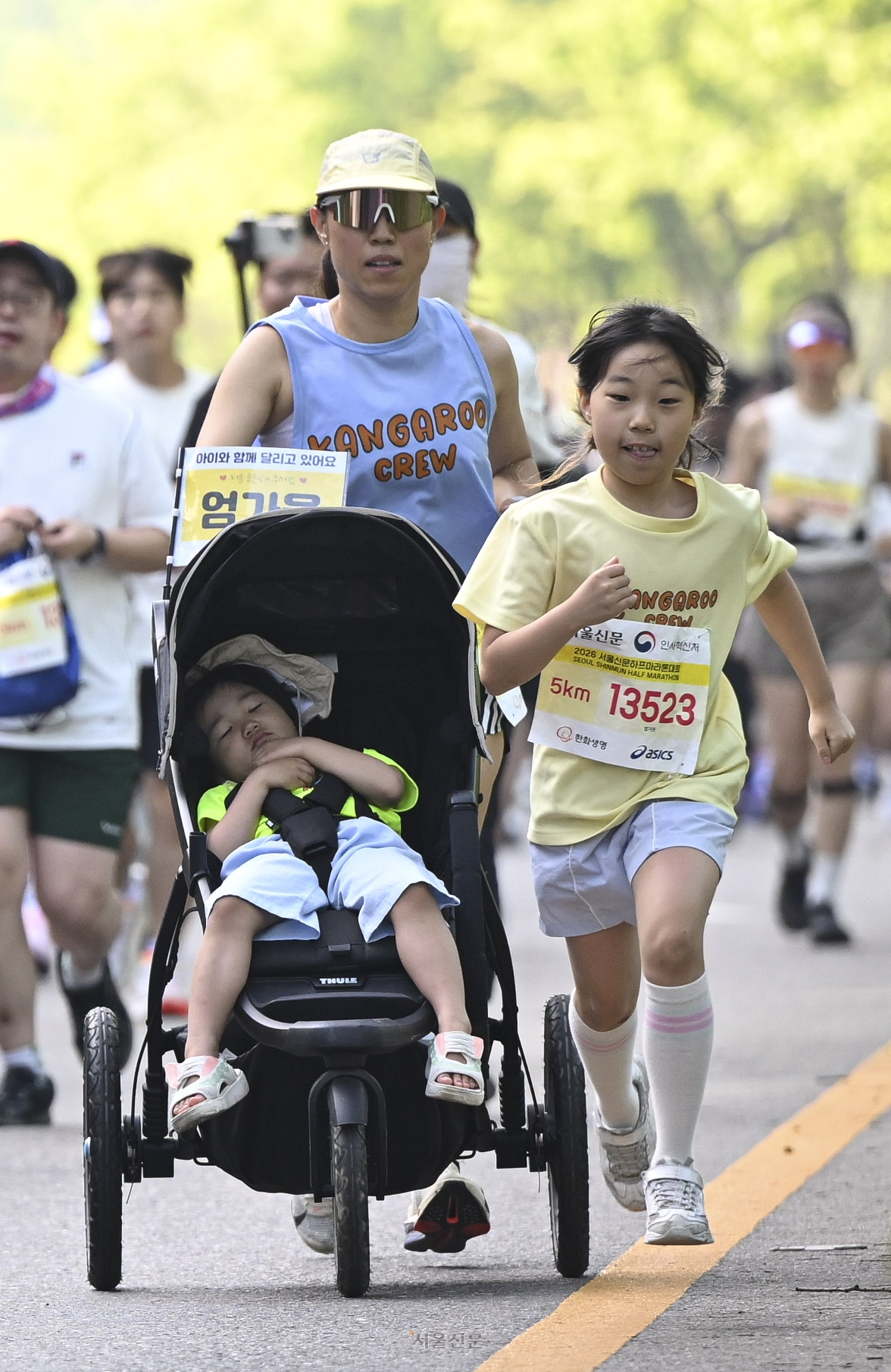 16일 서울 마포구 평화광장에서 열린 2026 서울신문 하프마라톤 대회에서 참가자들이 힘차게 달리고 있다. 2026.5.16 이지훈 기자