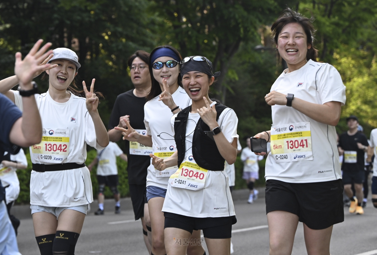 16일 서울 마포구 평화광장에서 열린 2026 서울신문 하프마라톤 대회에서 참가자들이 힘차게 달리고 있다. 2026.5.16 이지훈 기자