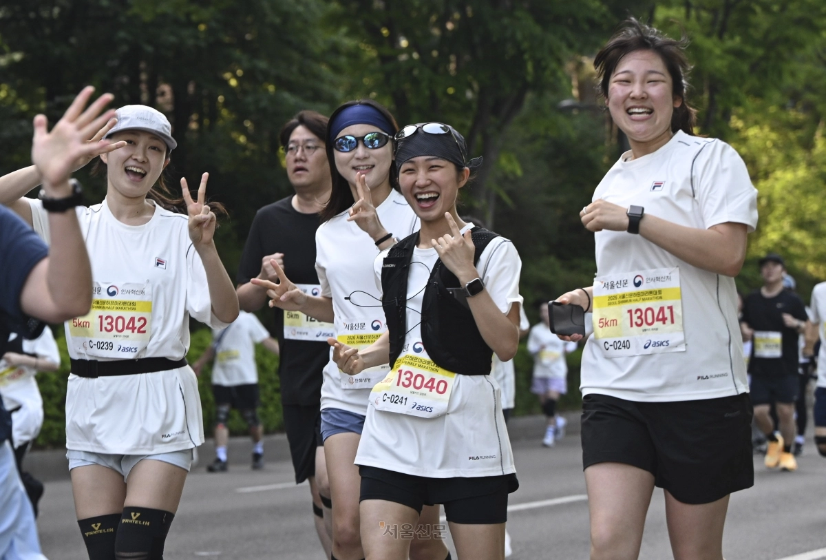 16일 서울 마포구 평화광장에서 열린 2026 서울신문 하프마라톤 대회에서 참가자들이 힘차게 달리고 있다. 2026.5.16 이지훈 기자