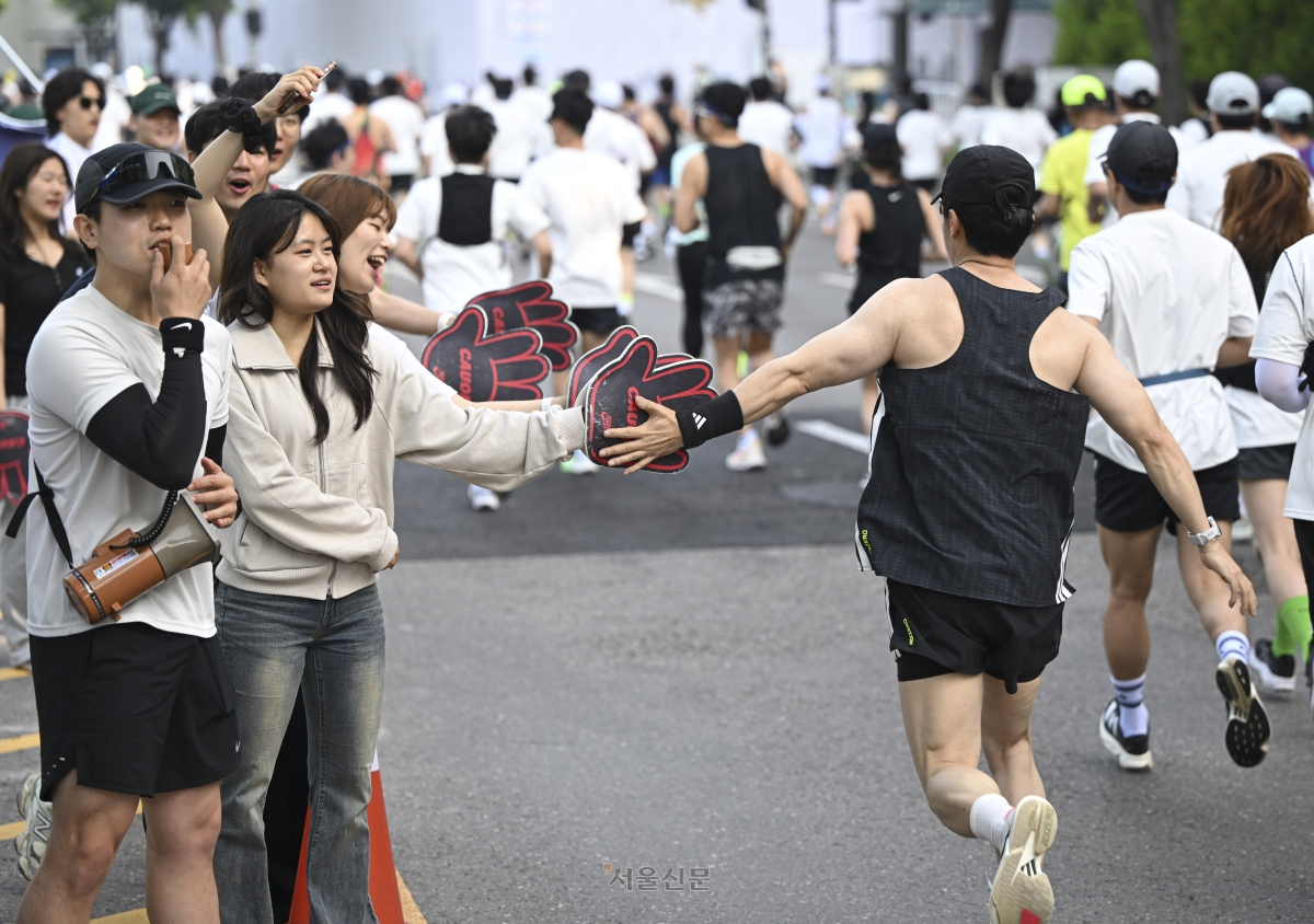16일 서울 마포구 평화광장에서 열린 2026 서울신문 하프마라톤 대회에서 참가자들이 힘차게 달리고 있다. 2026.5.16 이지훈 기자