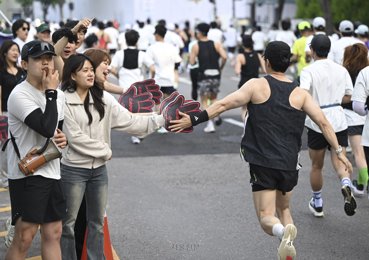 16일 서울 마포구 평화광장에서 열린 2026 서울신문 하프마라톤 대회에서 참가자들이 힘차게 달리고 있다. 2026.5.16 이지훈 기자