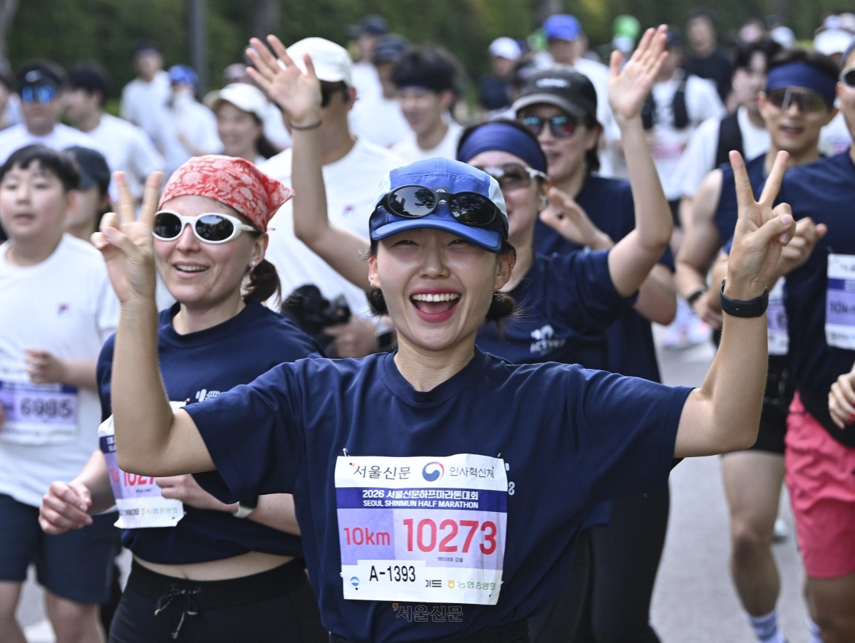 16일 서울 마포구 평화광장에서 열린 2026 서울신문 하프마라톤 대회에서 참가자들이 힘차게 달리고 있다. 2026.5.16 이지훈 기자