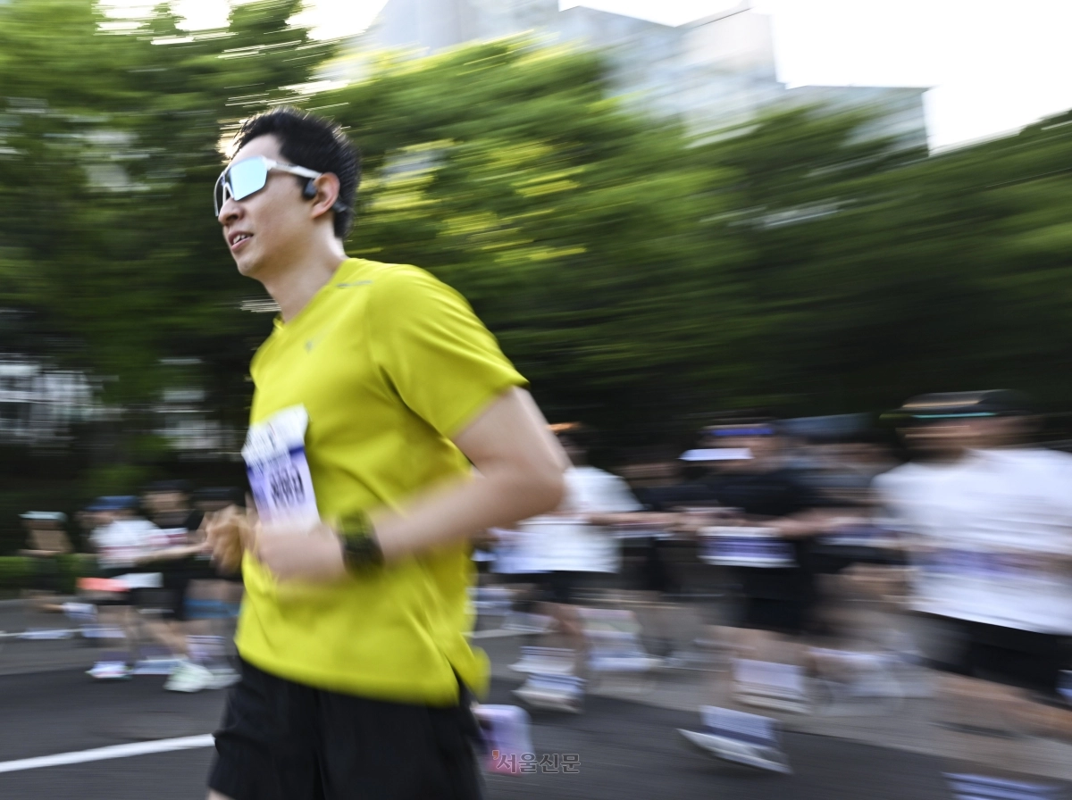 16일 서울 마포구 평화광장에서 열린 2026 서울신문 하프마라톤 대회에서 참가자들이 힘차게 달리고 있다. 2026.5.16 이지훈 기자
