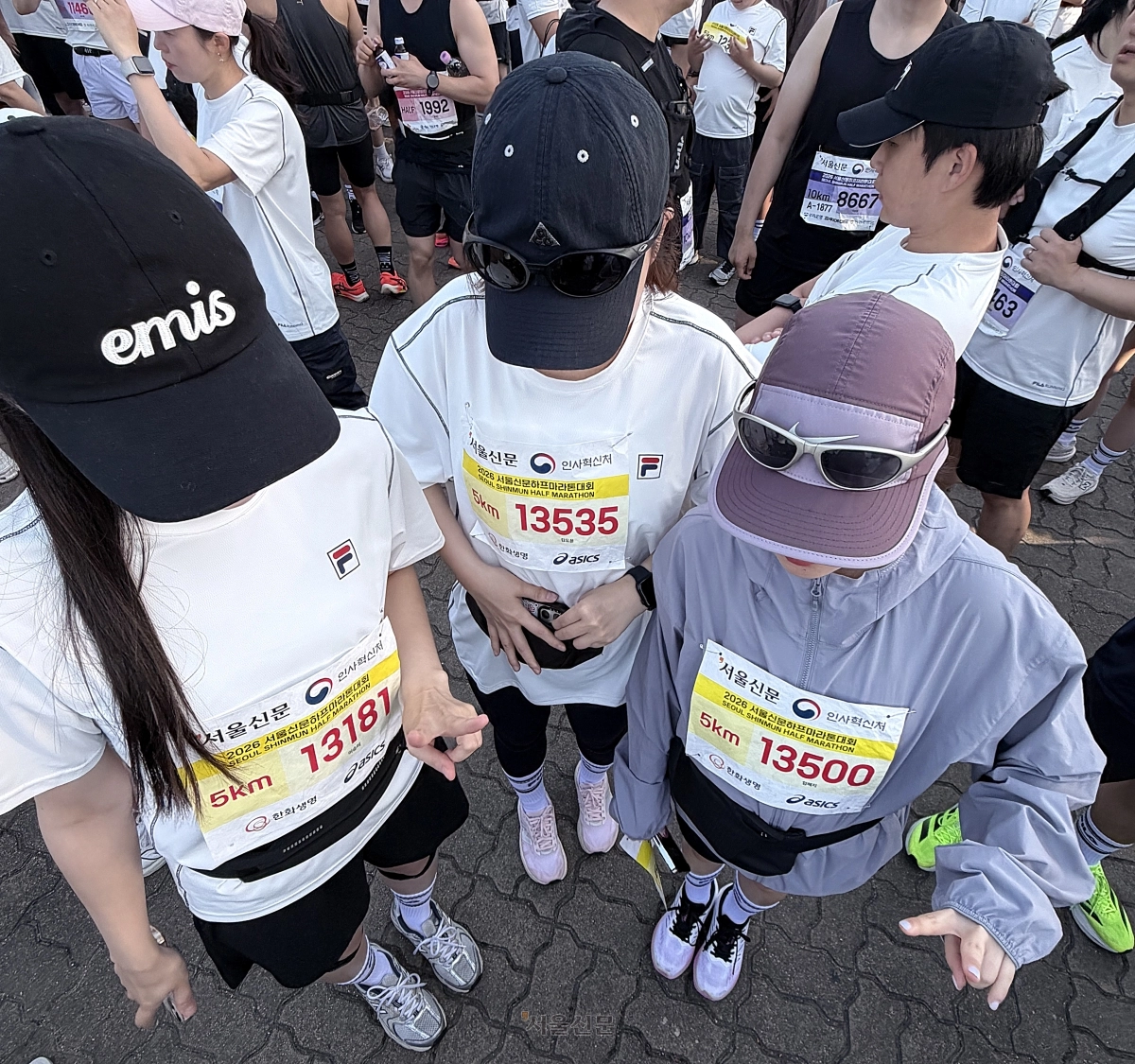 16일 서울 마포구 평화광장에서 열린 2026 서울신문 하프마라톤 대회에서 참가자들이 시작 전 추억을 남기고 있다. 2026.5.16 이지훈 기자