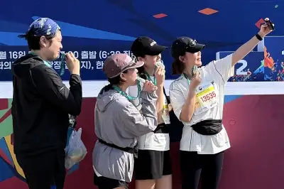 서울신문 하프마라톤 ‘완주 메달 들고’