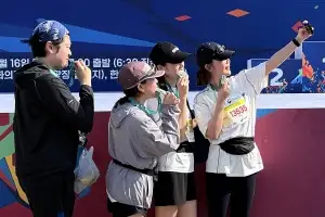 서울신문 하프마라톤 ‘완주 메달 들고’