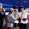 서울신문 하프마라톤 ‘완주 메달 들고’