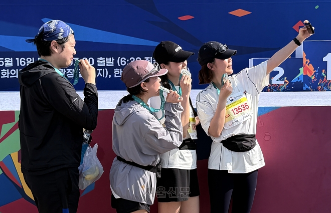 서울신문 하프마라톤 ‘완주 메달 들고’