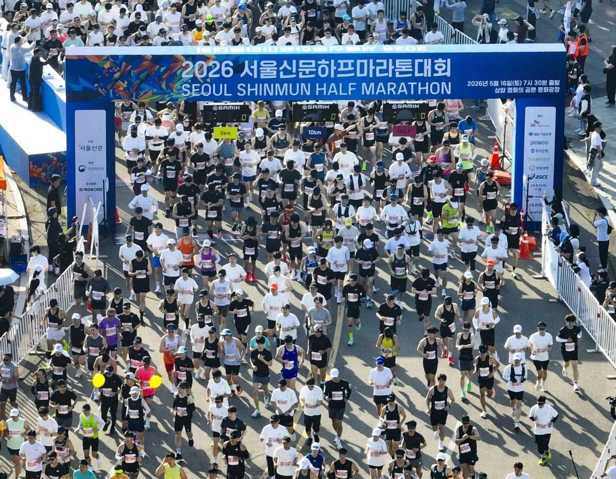 16일 서울 마포구 평화광장에서 열린 2026 서울신문 하프마라톤 대회에서 하프 코스 참가자들이 힘차게 출발하고 있다. 2026.5.16 이지훈 기자