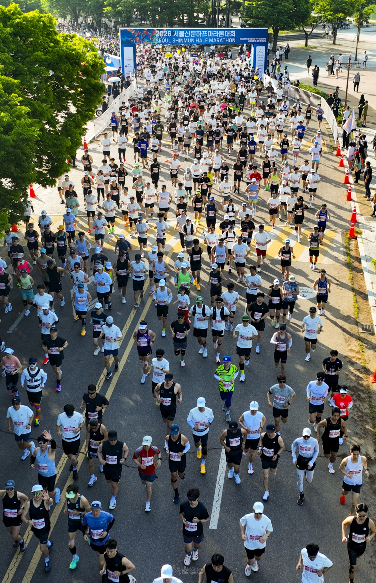 16일 서울 마포구 평화광장에서 열린 2026 서울신문 하프마라톤 대회에서 하프 코스 참가자들이 힘차게 출발하고 있다. 2026.5.16 이지훈 기자