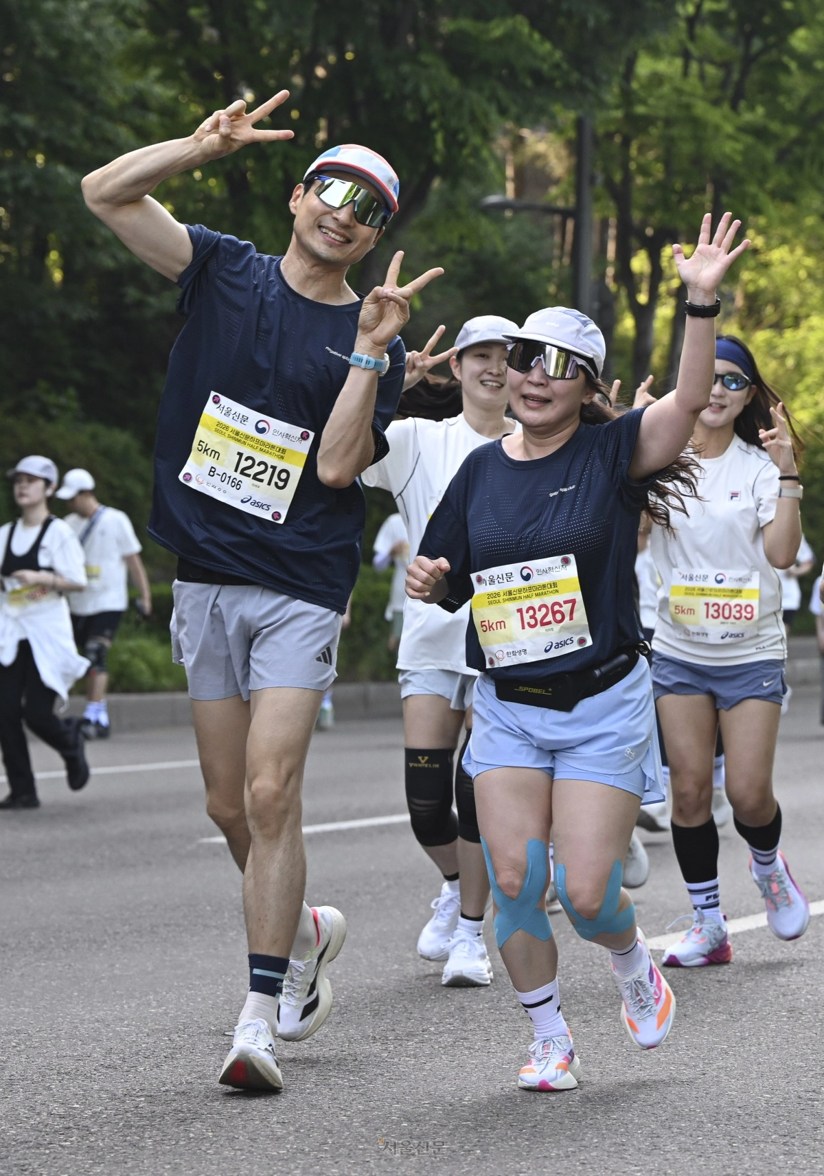 16일 서울 마포구 평화광장에서 열린 2026 서울신문 하프마라톤 대회에서 참가자들이 힘차게 달리고 있다. 2026.5.16 이지훈 기자