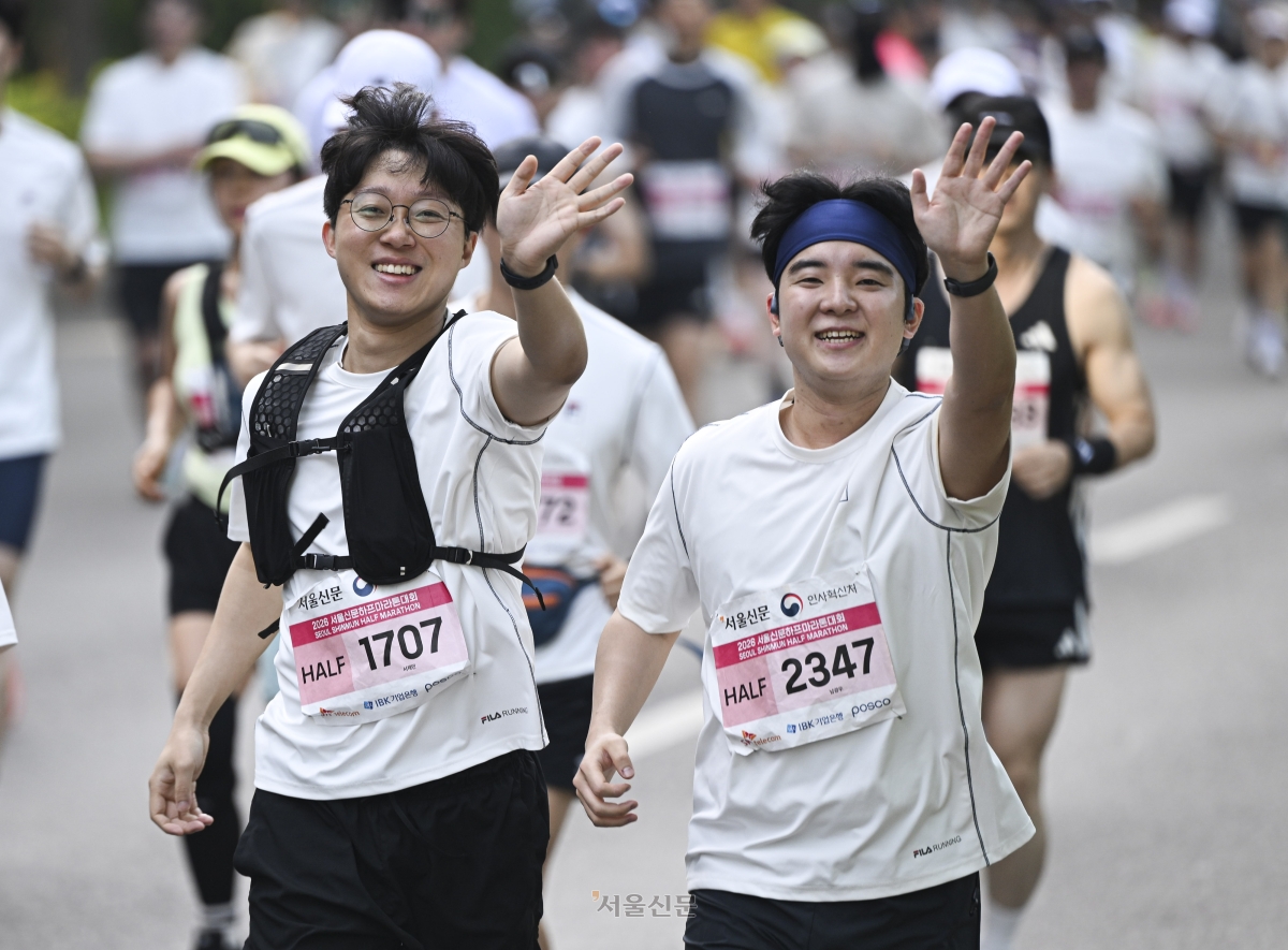 16일 서울 마포구 평화광장에서 열린 2026 서울신문 하프마라톤 대회에서 참가자들이 힘차게 달리고 있다. 2026.5.16 이지훈 기자