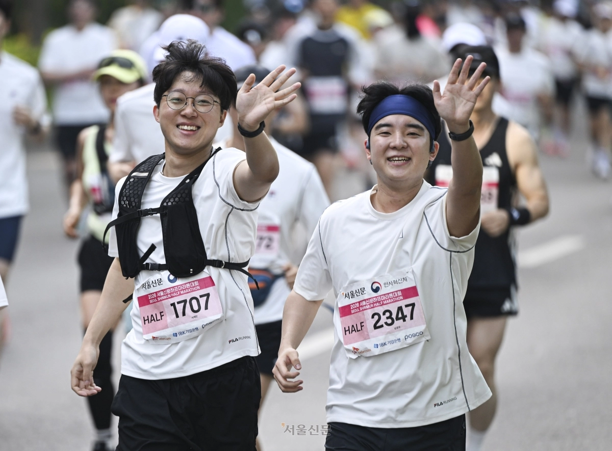 16일 서울 마포구 평화광장에서 열린 2026 서울신문 하프마라톤 대회에서 참가자들이 힘차게 달리고 있다. 2026.5.16 이지훈 기자