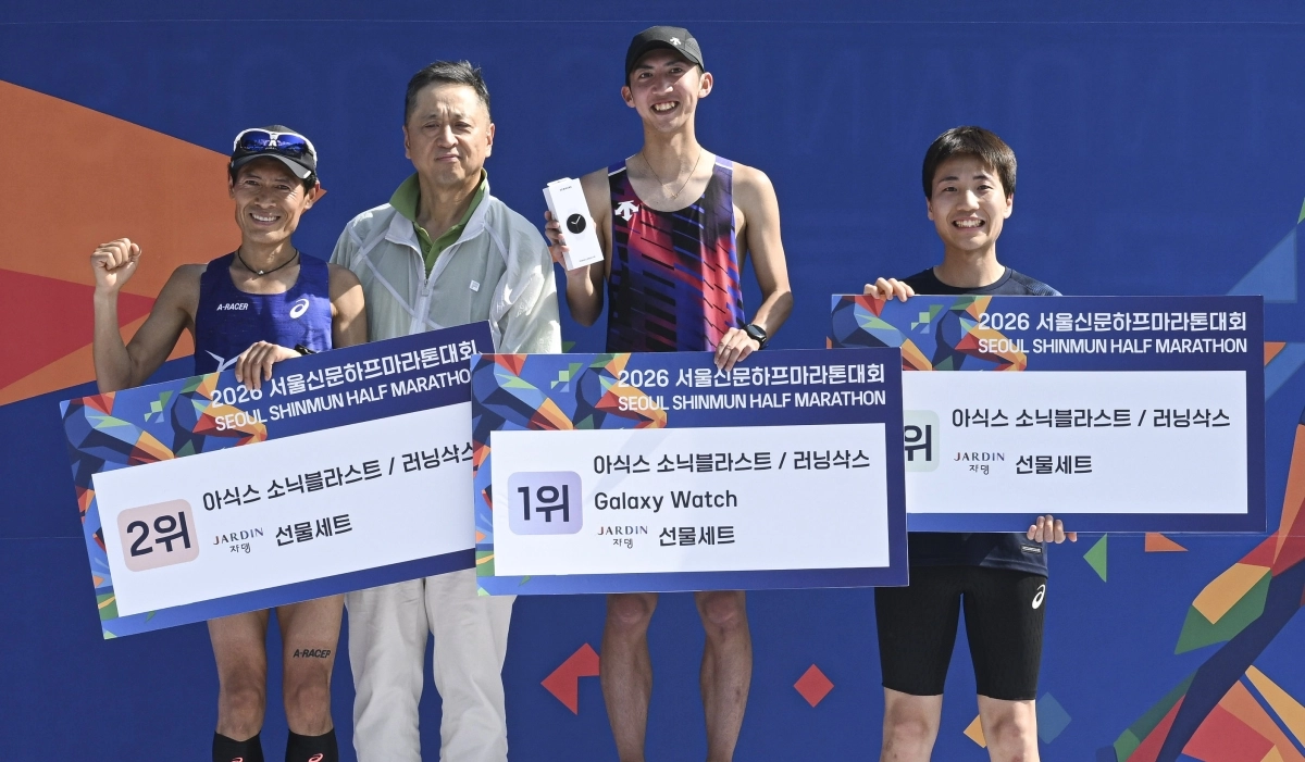 16일 서울 마포구 평화광장에서 열린 2026 서울신문 하프마라톤 대회에서 남자 하프 코스 부문 입상자들이 기념촬영을 하고 있다. 2026.5.16 이지훈 기자