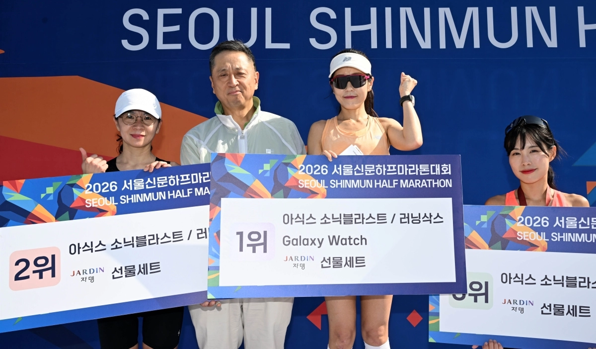 16일 서울 마포구 평화광장에서 열린 ‘2026 서울신문 하프마라톤 대회’에서 10km 코스 여지 수상자들이 기념촬영을 하고 있다. 2026.5.16 이지훈 기자