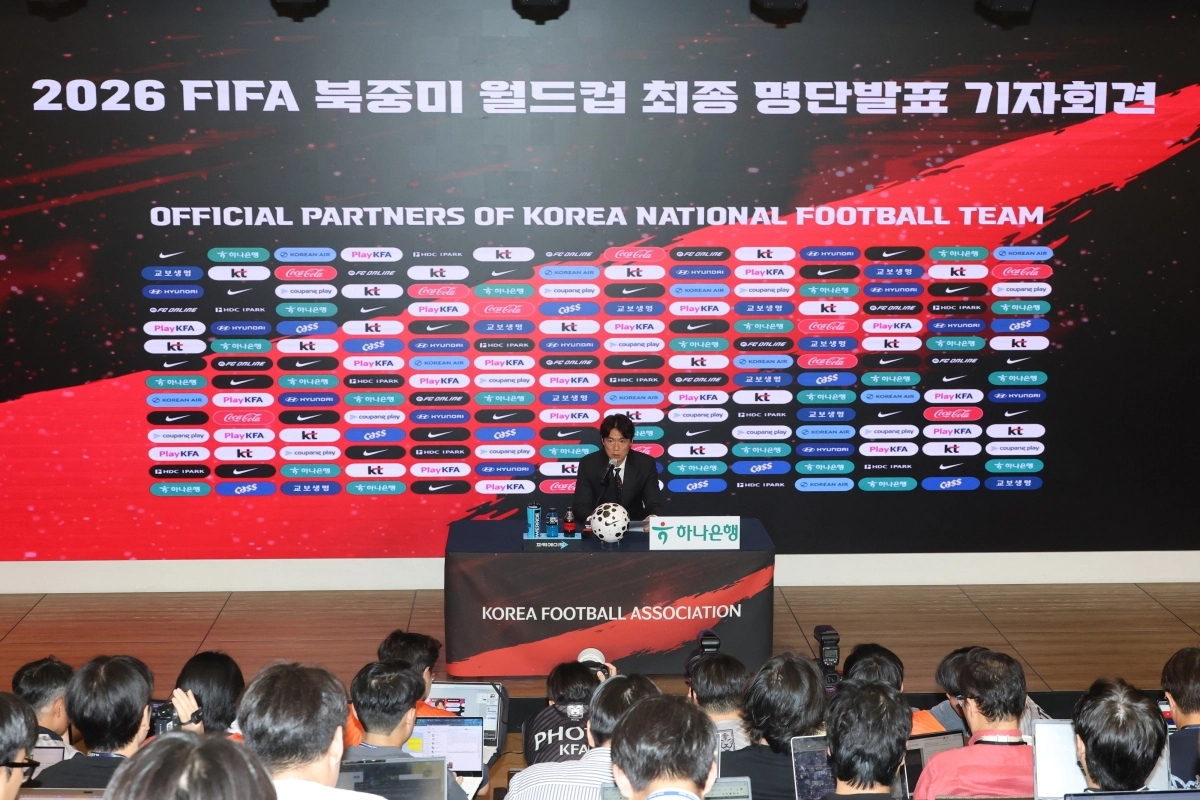 홍명보 한국 축구대표팀 감독이 16일 서울 종로구 KT 광화문 빌딩 웨스트 온마당에서 열린 2026 북중미 월드컵 최종 명단 발표 기자회견에서 취재진의 질문에 답하고 있다. 2026.5.16 연합뉴스