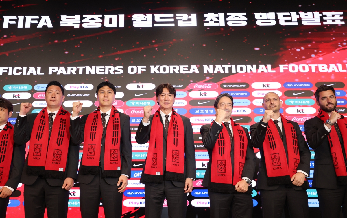 홍명보 한국 축구대표팀 감독이 16일 서울 종로구 KT 광화문 빌딩 웨스트 온마당에서 열린 2026 북중미 월드컵 최종 명단 발표 기자회견에서 코치진과 함께 기념촬영을 하고 있다. 2026.5.16 연합뉴스