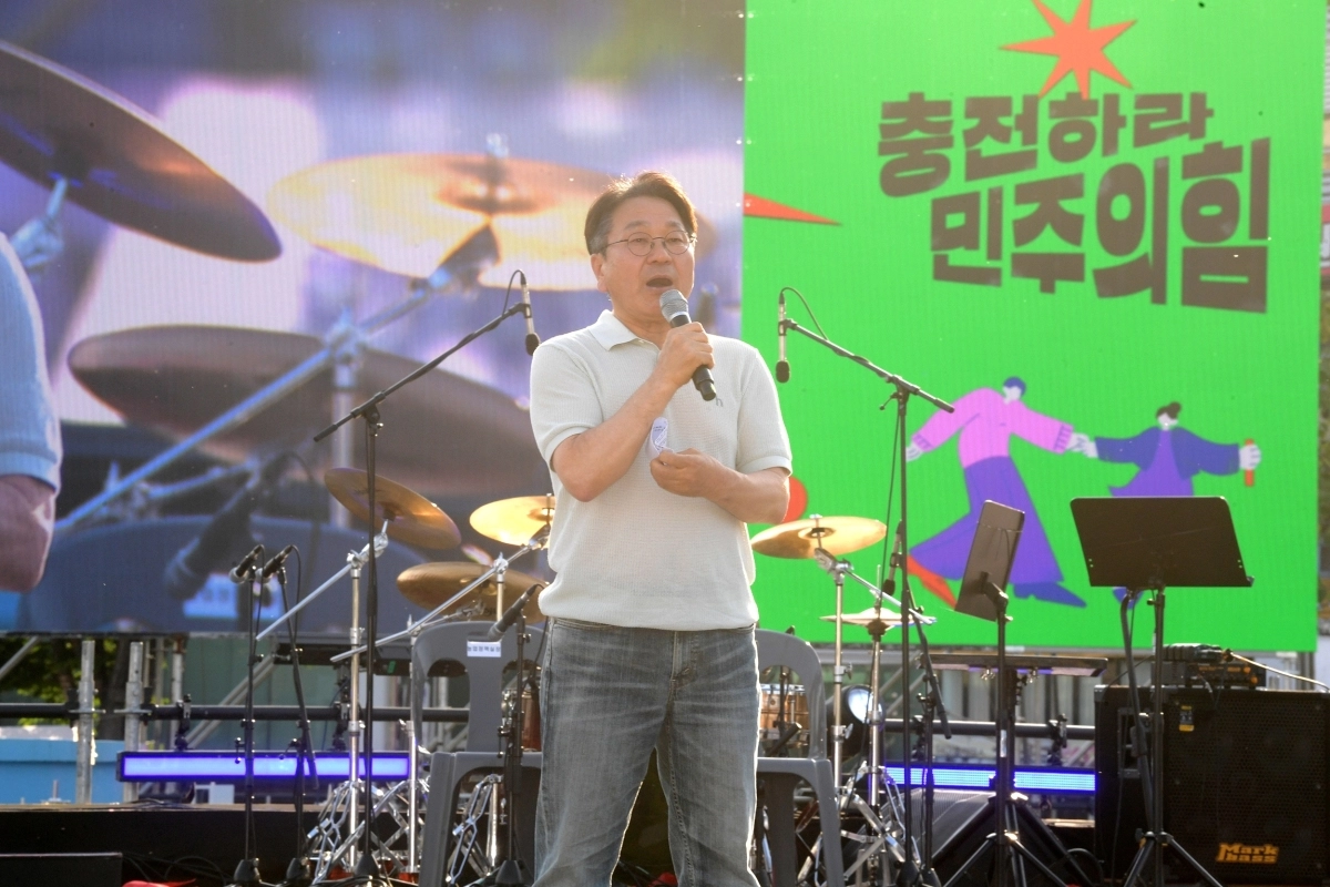 강기정 광주시장이 16일 오후 제46주년 5·18민주화운동 기념행사인 ‘민주주의 대축제 민주의 밤’에 참석, 인사말을 하고 있다. 광주광역시 제공