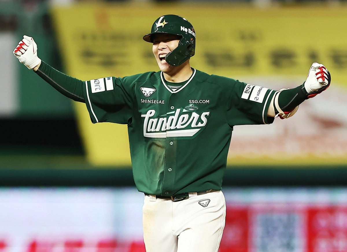 채현우가 16일 인천 SSG 랜더스필드에서 열린 SSG 랜더스와 LG 트윈스의 경기에서 9회말 끝내기 안타를 대린 후 주먹을 불끈 쥐고 환호하고 있다. 2026.5.16 SSG 랜더스 제공