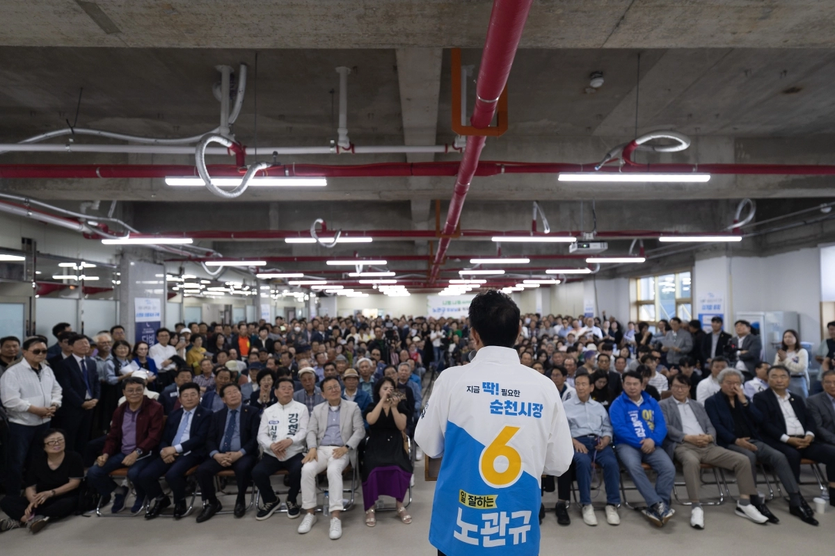 노관규 순천시장 후보가 선거사무소 개소식에서 지지자들에게 순천 발전을 위한 포부를 밝히고 있다.