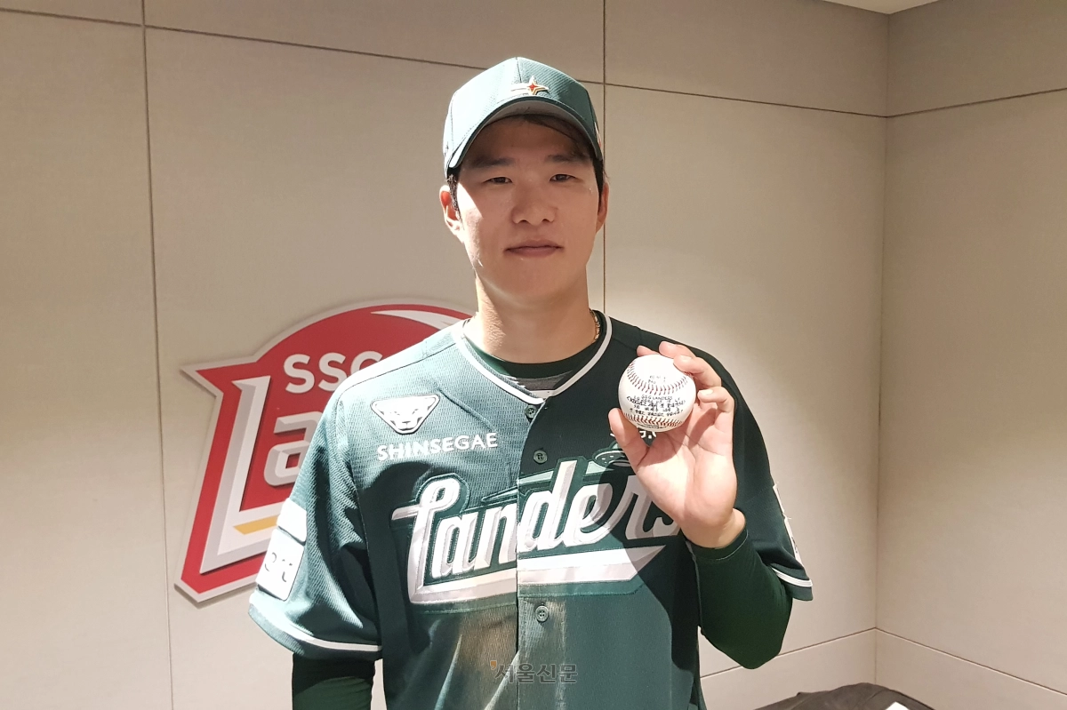 채현우가 16일 인천 SSG 랜더스필드에서 열린 SSG 랜더스와 LG 트윈스의 경기에서 끝내기 안타를 기록한 야구공을 들고 기념사진을 찍고 있다. 2026.5.16 류재민기자